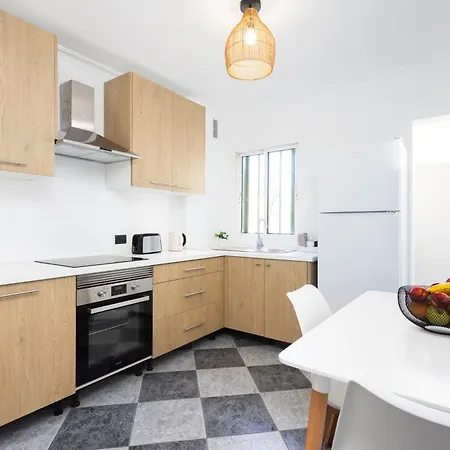 Апартаменты Stylish 4-bedroom In Americas *